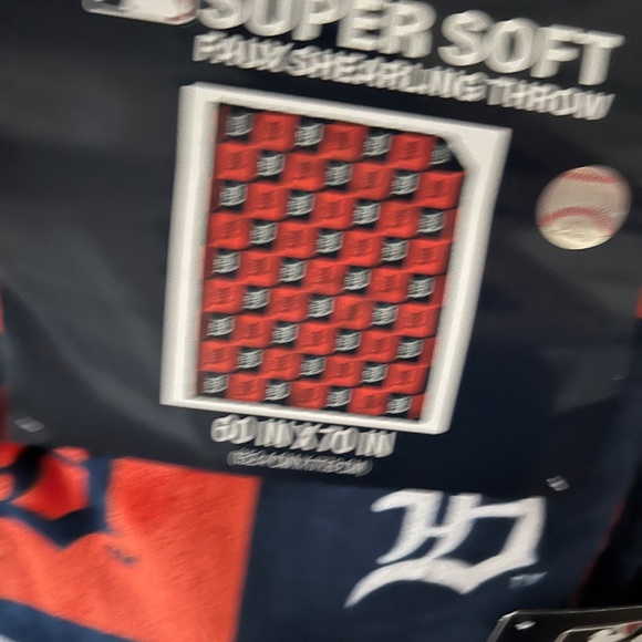 Super soft fauxshearling throw 60” x 70” Detroit Tigers official - Picture 5 of 5